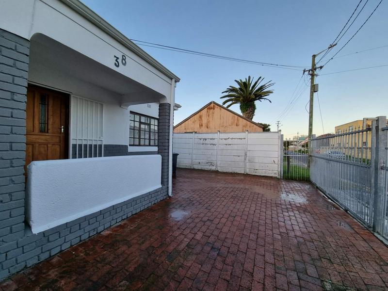 To Let 2 Bedroom Property for Rent in Athlone Western Cape